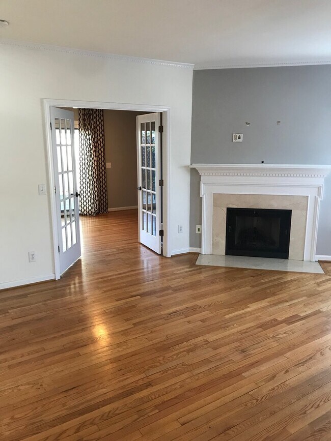 Building Photo - 3 bedroom townhome across from Panthers St...