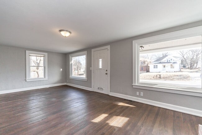 Building Photo - Beautifully Renovated 3-Bed, 2-Bath Home w...