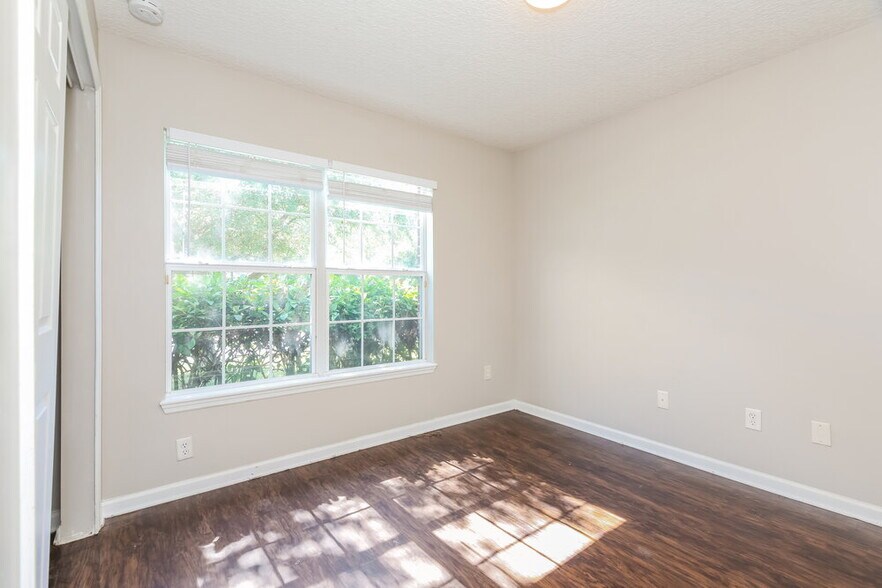 Building Photo - 11505 Oaklawn Rd