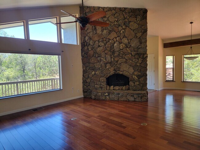 Building Photo - 255 Canyon Dr