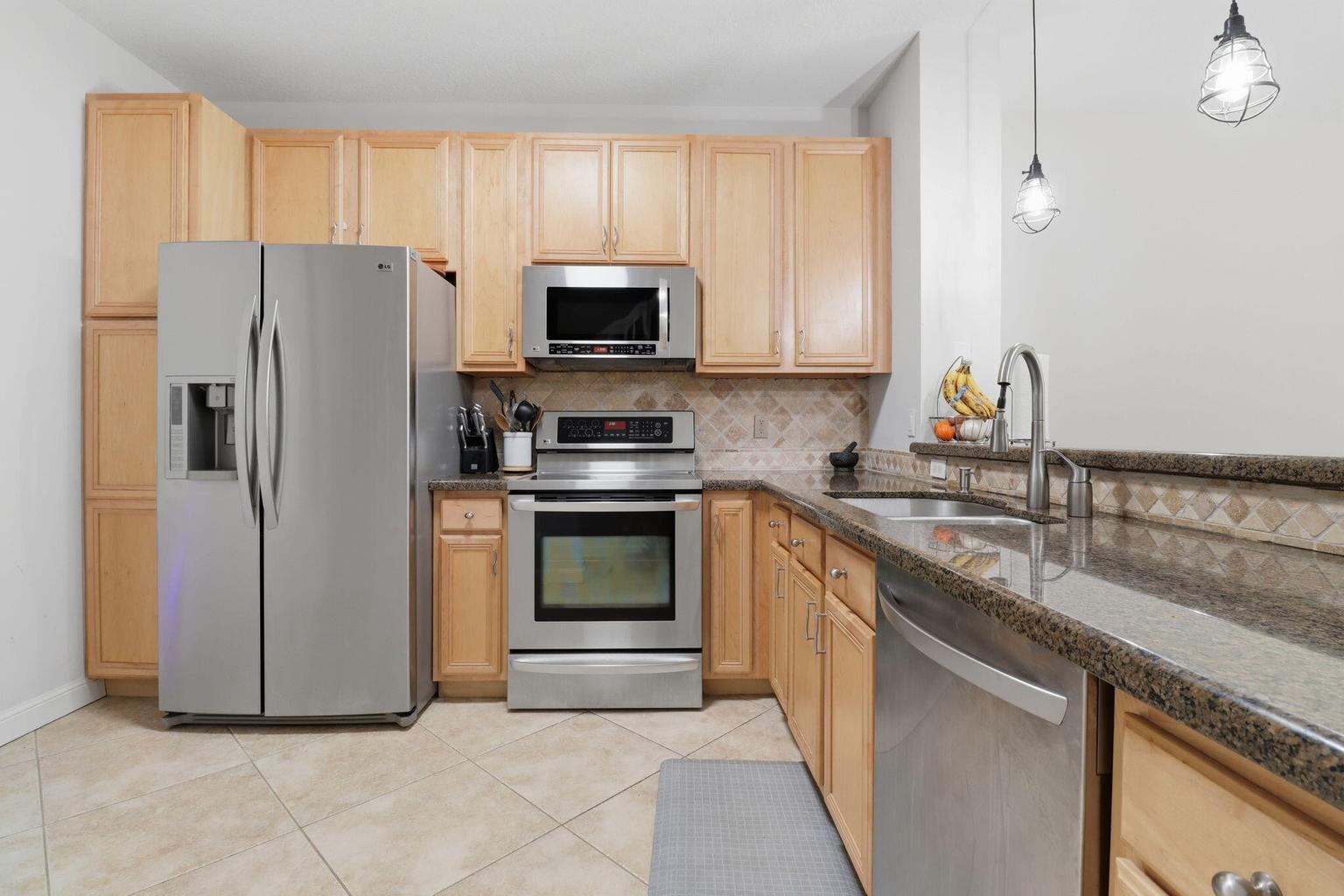 Building Photo - 9902 Lago Dr