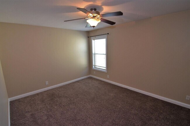 Building Photo - 4 bed 3 ba home...country view backyard