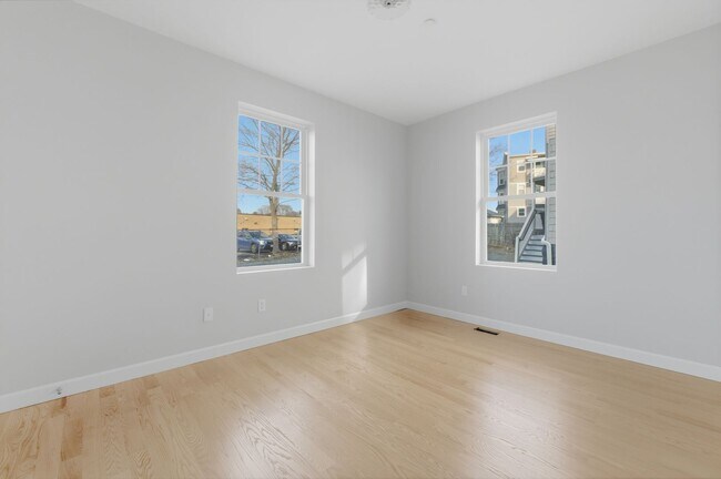 Building Photo - 19 Simon St