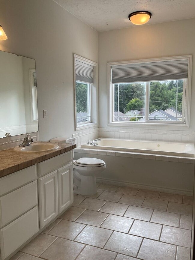 Building Photo - Beautiful House in Desirable South Gateway...