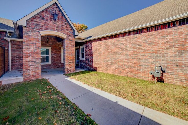 Building Photo - Luxury Patio Home in Broken Arrow! 3/2/2