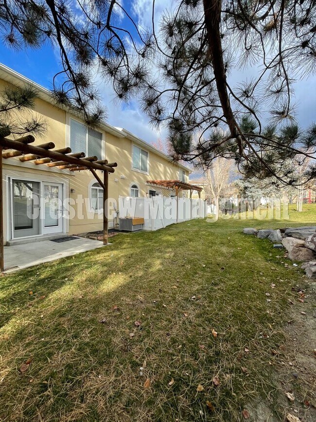 Building Photo - Charming 3-Bedroom Townhome with Garage in Sandy