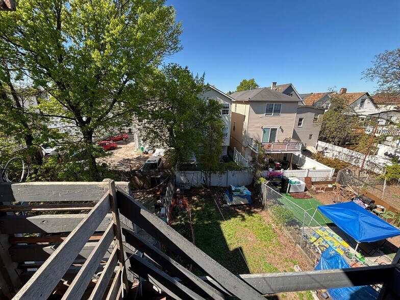 Building Photo - 516 E Jersey St