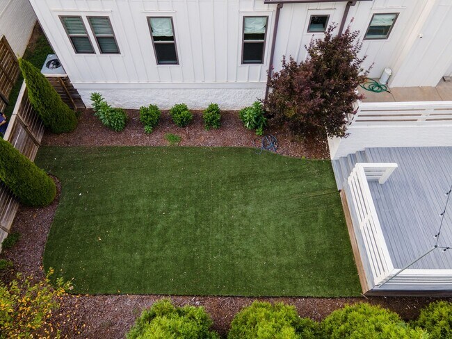 Building Photo - **LIKE-NEW, HIGH-END EXECUTIVE HOME WITH INCREDIBLE OUTDOOR ENTERTAINING IN IDEAL LOCATION**