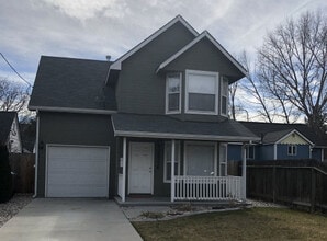 Building Photo - Cute centrally located home