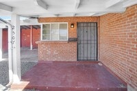 Building Photo - Gorgeous Spacious Duplex Close to shopping...