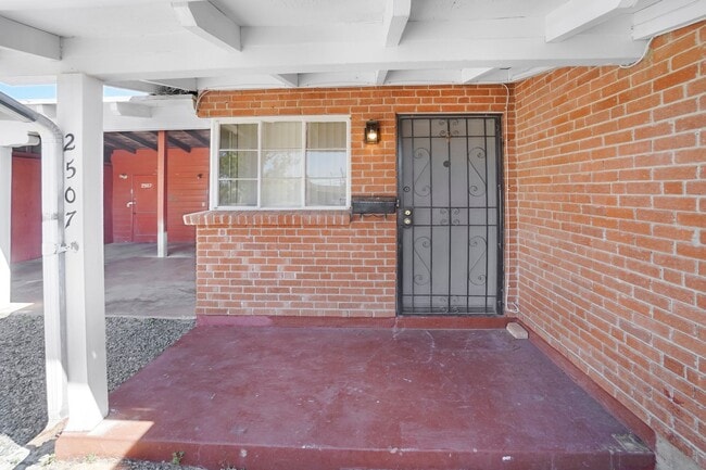 Primary Photo - Gorgeous Spacious Duplex Close to shopping...