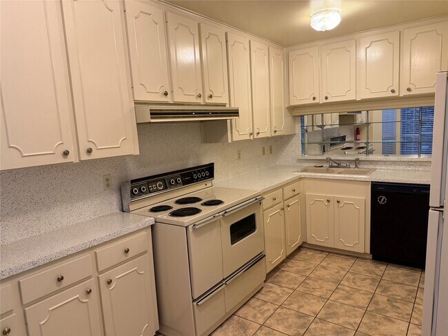 Building Photo - 7933 Woodway Dr