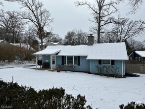 Building Photo - 3 Oak Tree Ln