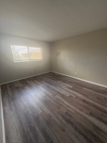Building Photo - 706 SE 13th Ct