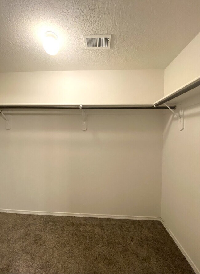 Building Photo - Enchanted Hills - 3BR/2Bath/Backyard Mountantain Views