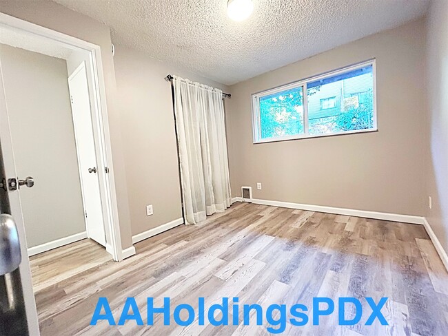 Building Photo - 2312 NE Lombard St