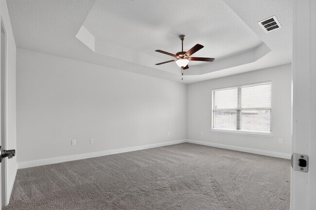 Building Photo - 5823 Crestlake Dr