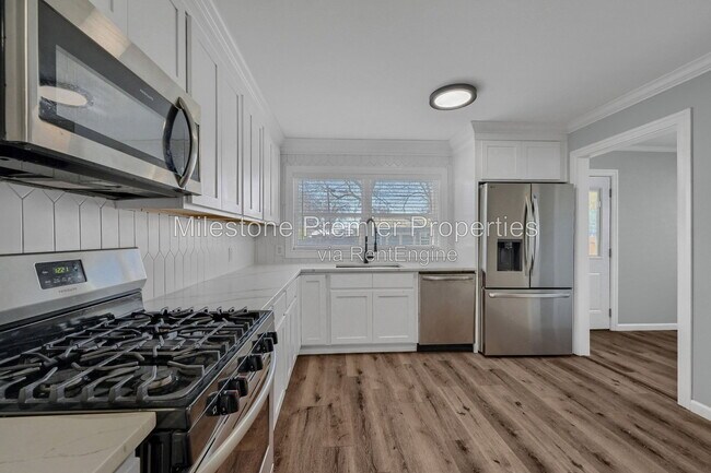 Building Photo - 204 N Holly Ave