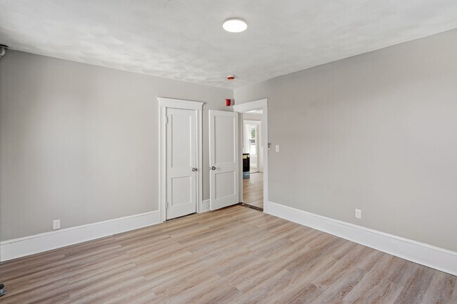 Building Photo - 387 Grove St