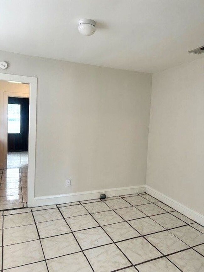 Building Photo - Spacious 2 bedroom 1 bath with sunroom and large yard!!