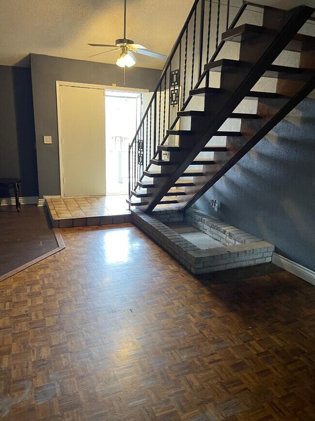 Building Photo - 7204 N Norman Rd