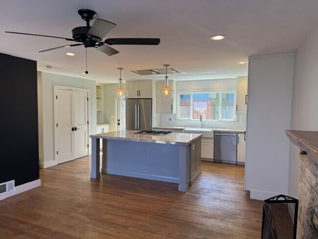Building Photo - Great Three Bedroom One and 1/2 bath house in Seaside