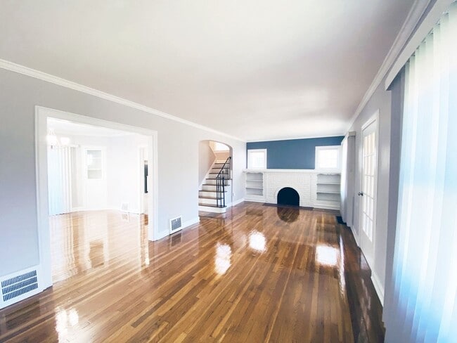Building Photo - 4 Bed - 1 Bath Colonial for Rent in Clevel...