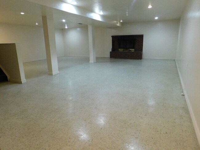 Building Photo - Spacious in the Redlands