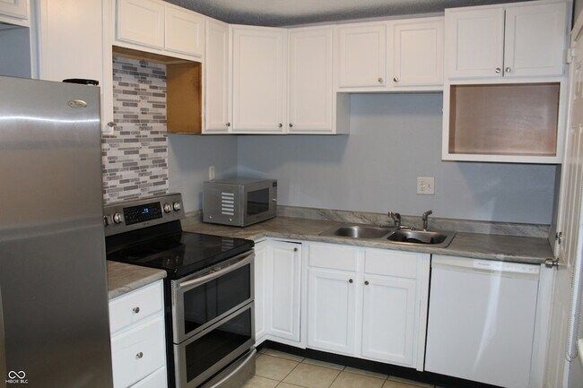 Building Photo - 3125 N Gladstone Ave