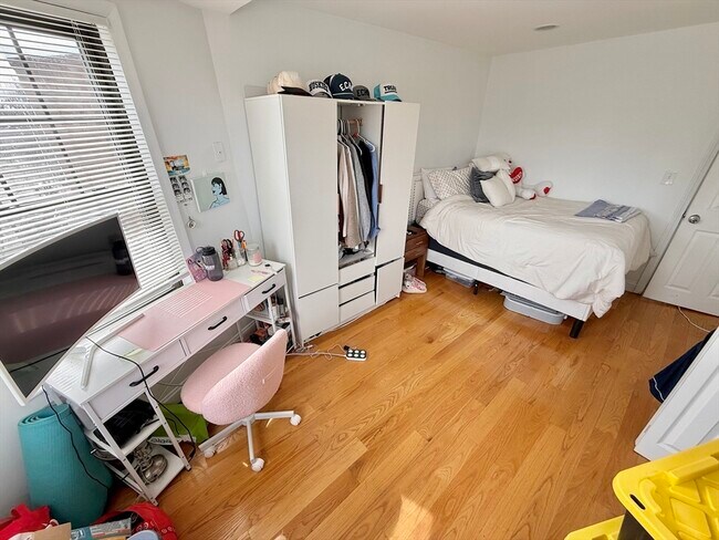 Building Photo - 9 Boston St