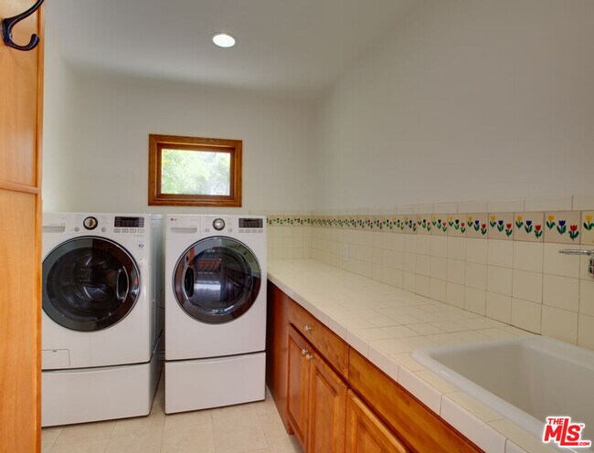 Building Photo - 3363 Colbert Ave