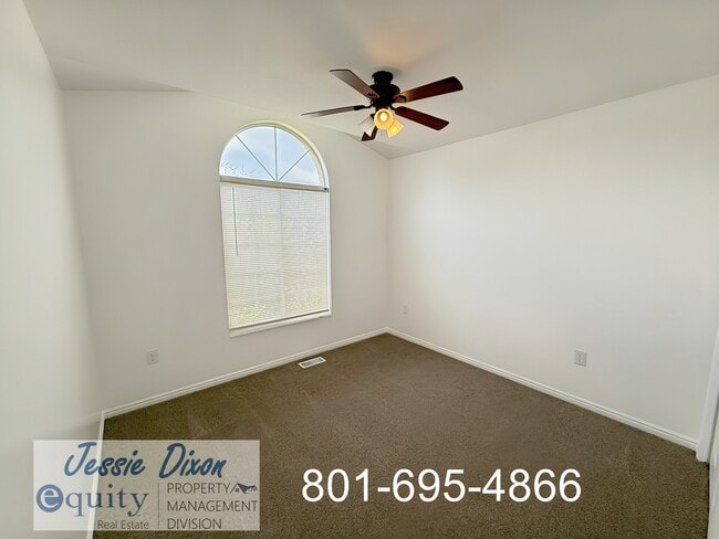 Building Photo - 108 W Oaks Dr