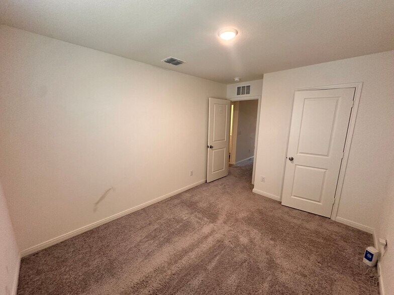 Building Photo - Room in House on Maple Ter