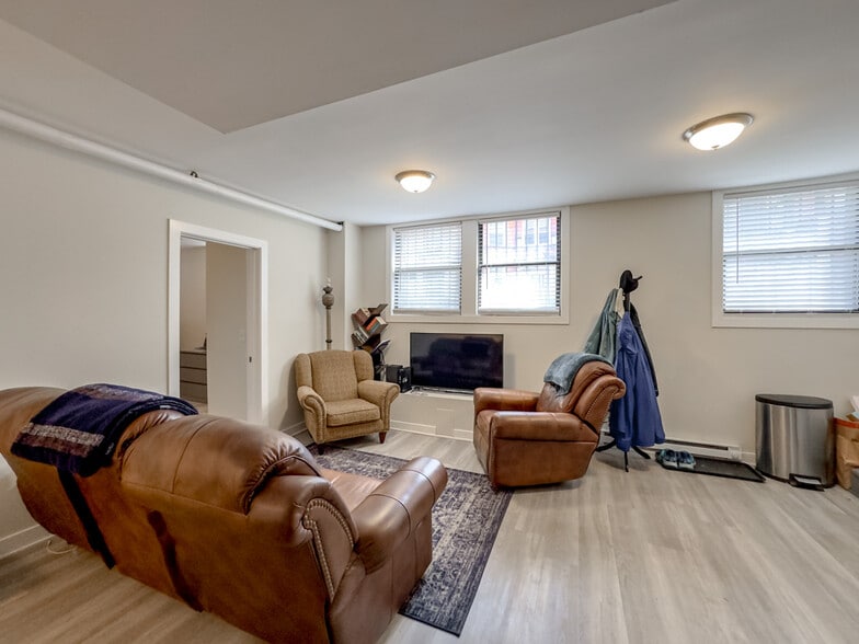 Building Photo - 715 W Roscoe St