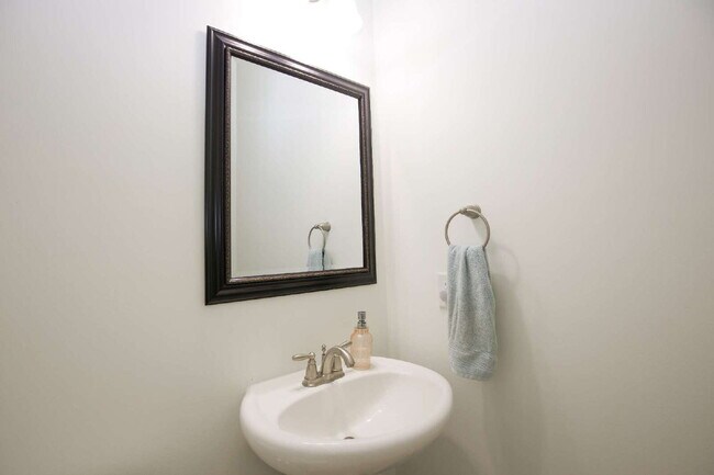 Building Photo - "Charming 3-Bed Home with Granite Elegance on Nessee Street, Fayetteville!"