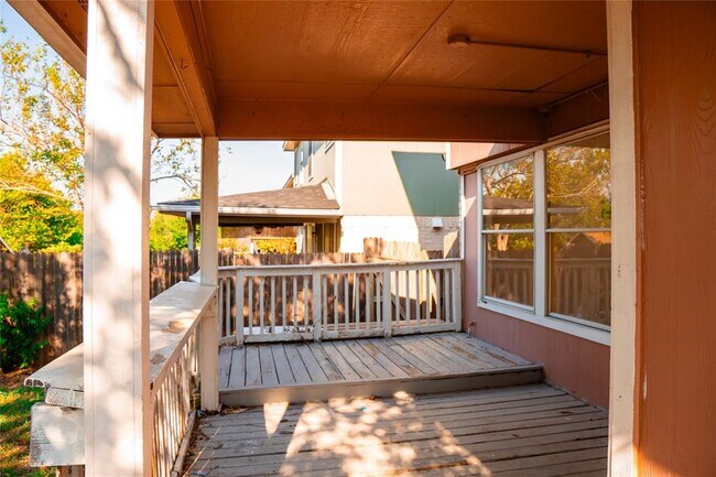 Building Photo - 15224 Sarah's Creek Dr