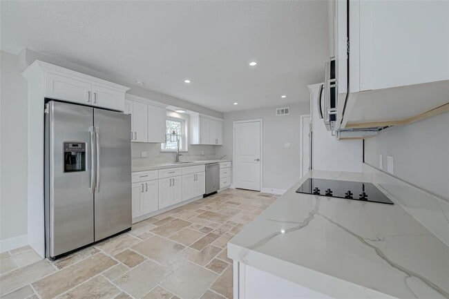 Building Photo - 915 Daria Dr