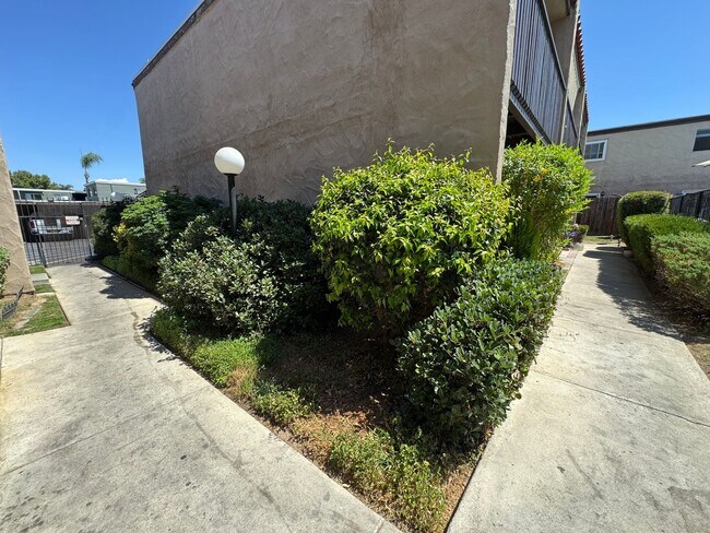 Building Photo - 2 Bedroom Townhome in El Cajon