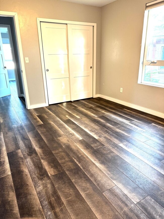 Building Photo - NEWER CONSTRUCTION AND PRIME LOCATION!! Amazing 3 bed/2 bath top 1/2 of duplex.