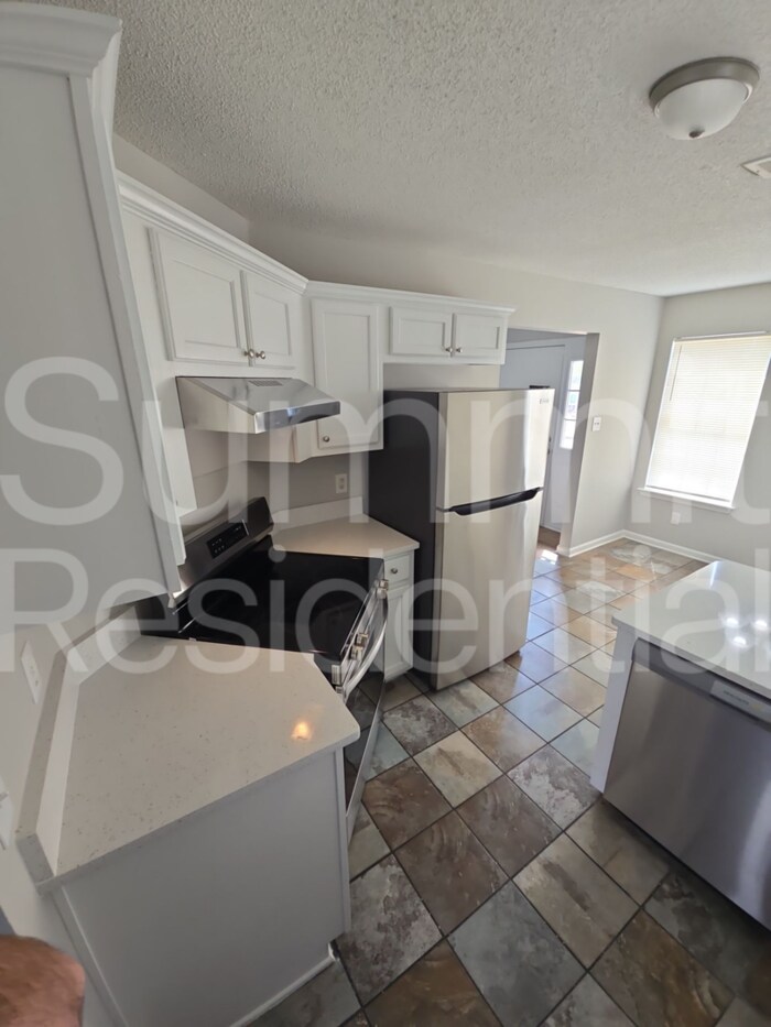 Building Photo - 4560 Longtree Ave