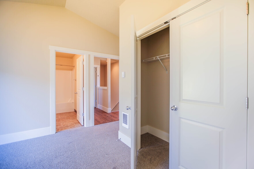 Building Photo - 910 Grove SW St