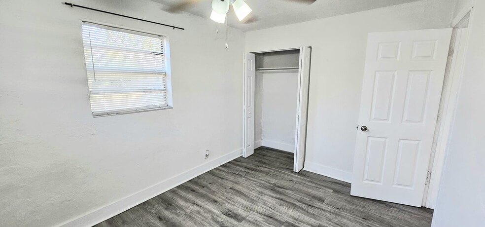 Building Photo - 1715 NW 8th Ct