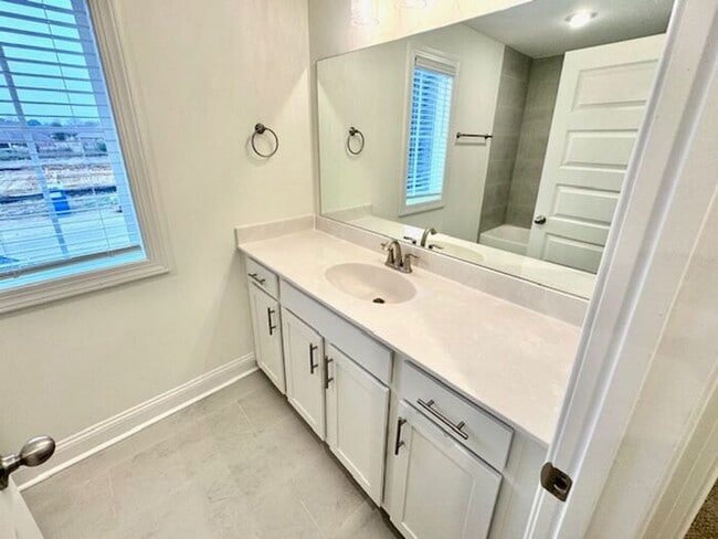 Building Photo - Brand New 5-bedroom 3 bath home in Olive Branch @ Southbranch