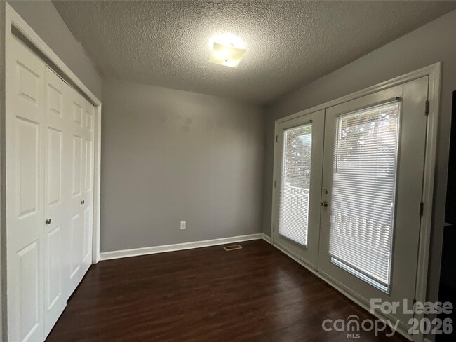 Building Photo - 206 W 15th St