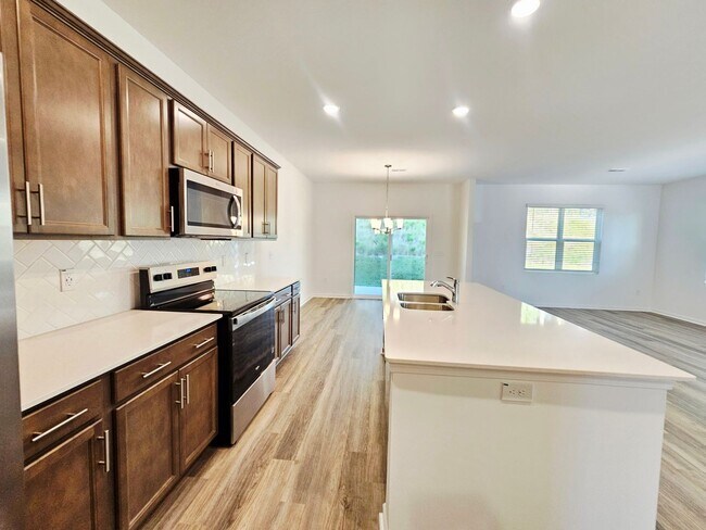 Building Photo - Gated Community with Amenities!