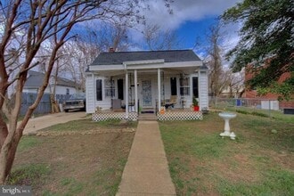 Building Photo - 2924 Virginia Ave