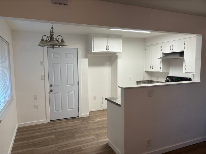 Kitchen - 1168 West Cir