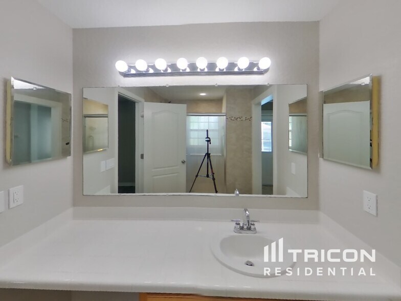 Building Photo - 1152 Tryon Cir