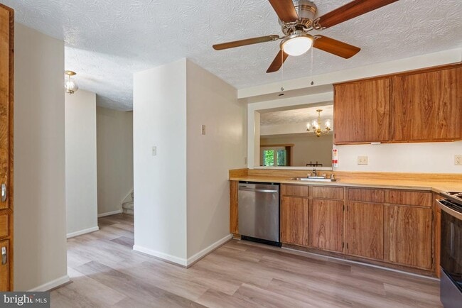 Building Photo - 15649 Mews Ct