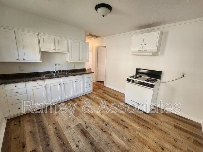 Building Photo - 2112 Ratcliffe Ave